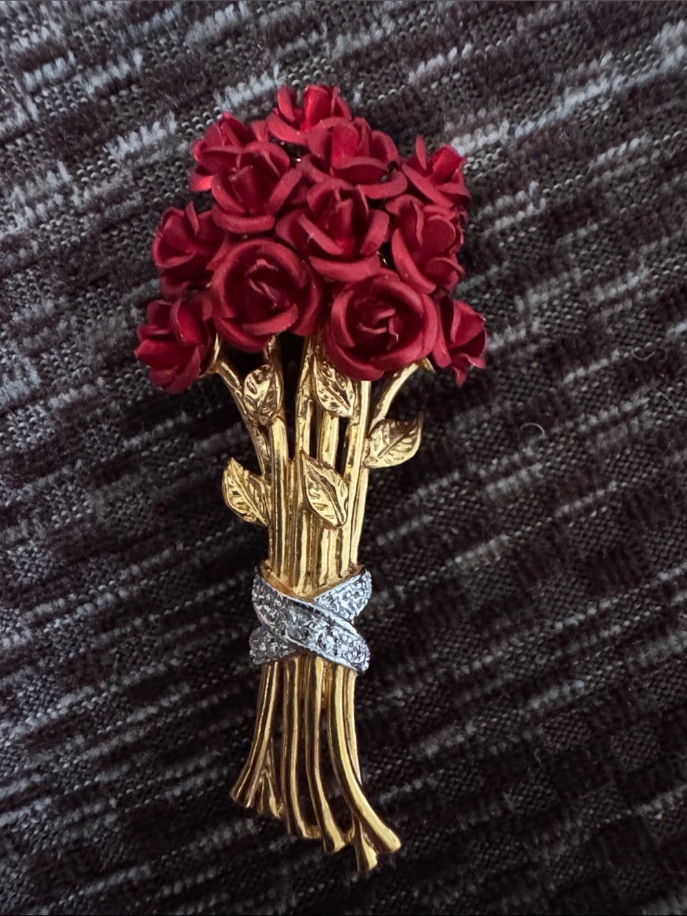 DANBURY MINT BOUQUET DOZEN RED ROSES GOLD PLATED & ONE DIAMOND ENAMEL BROOCH PIN